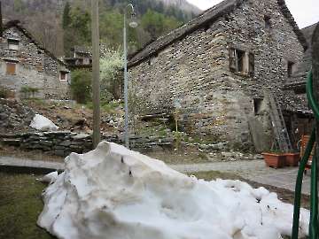 es liegt noch Schnee im Verzascatal