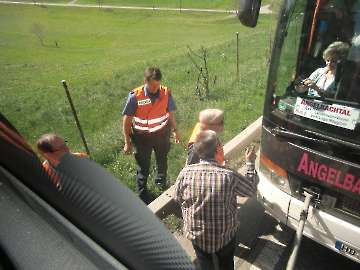 Der Bus wird abgeschleppt