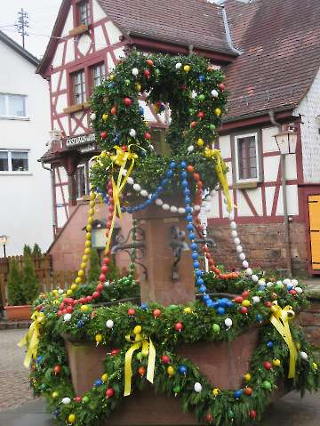 Osterbrunnen schmücken Heiligkreuzsteinach (1)