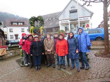 Osterbrunnen schmücken Heiligkreuzsteinach (2)