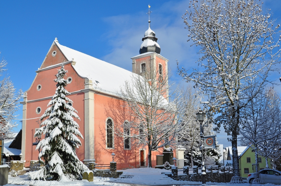 Verschneite Kirche in Angelbachtal