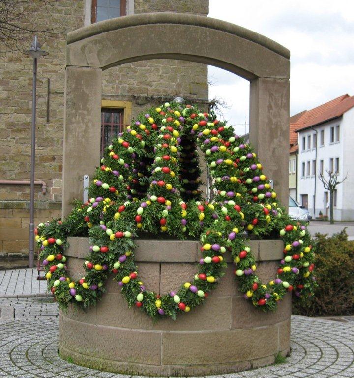 Festlich geschmückter Osterbrunnen in Hilsbach